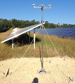 mât météo de 3 mètres avec fixation au sol par ancrage dans un massif de béton et trois haubans