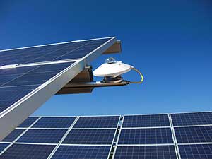 pyranomtre install dans le plan d'un panneau solaire photovoltaque
