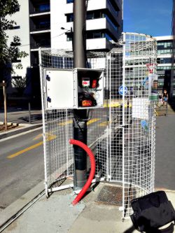 photo d'une grande cage utilisée pour la protection du matériel de mesure en environnement urbain - DYA502
