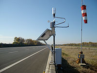 Photo station météo professionnelle en bordure d'autoroute