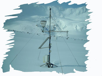 Station météo professionnelle autonome installée en montage. Cette photo montre notre station météo sous la neige en montagne