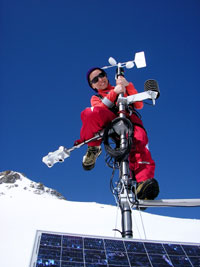 Station météo professionnelle robuste installée en montagne. Un homme peut monter dessus sans craindre la casse !