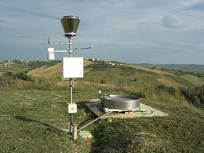 Station mto comprenant un bac d'vaporation avec remplissage automatique, un pluviomtre, un thermo-hygromtre et un capteur de rayonnement solaire global.