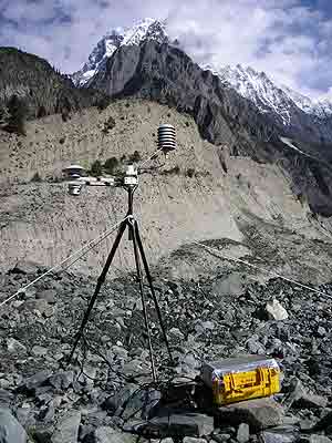 photo d'une installation m�t�o sur tripode en montagne, a proximit� d'un glaci�